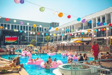 Welcome to the Colada Club pool party at Ibiza Rocks!