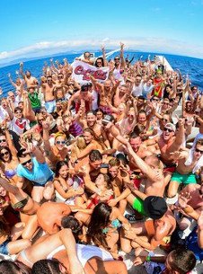 1 HOUR FREE BAR + BOAT PARTY